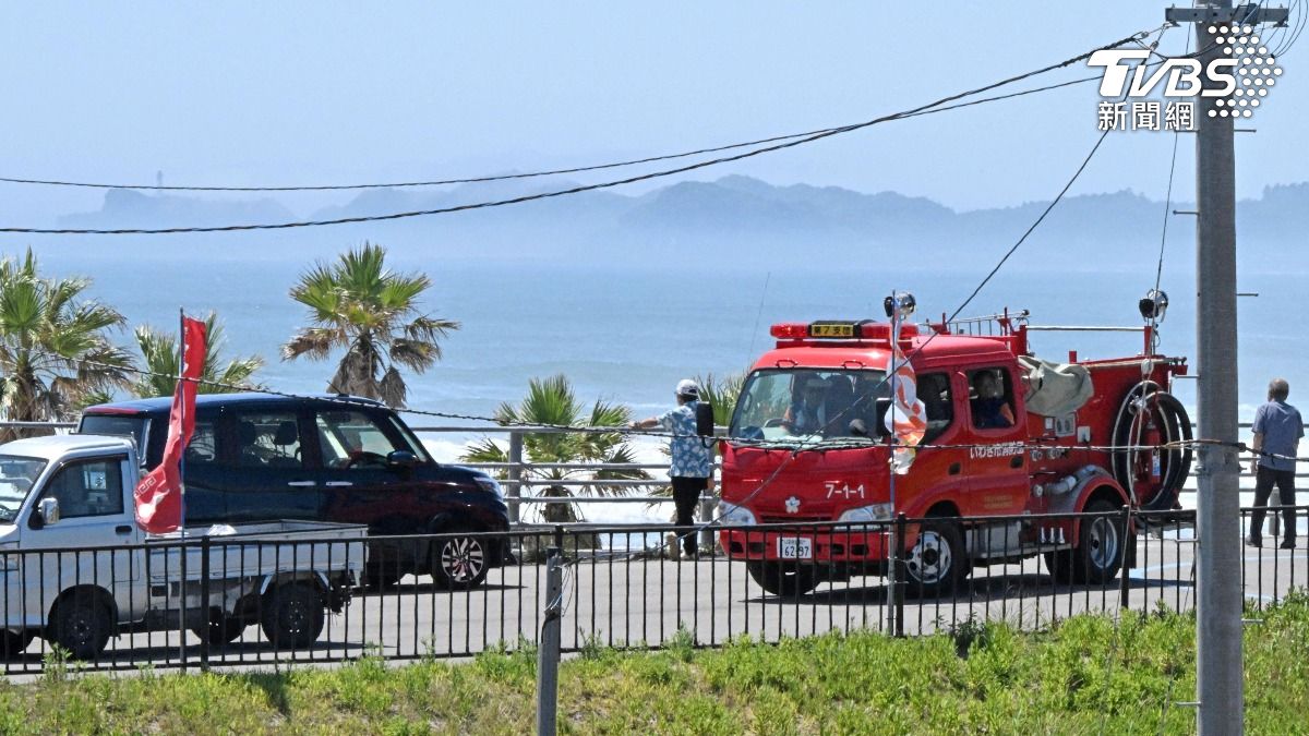 日本福島發布海嘯警報，人們從高處觀察海岸地區。（圖／達志影像路透社）