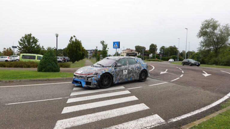 法拉利第二款電動車型將推遲至2028年。(圖/翻攝自微博@劈你落山)