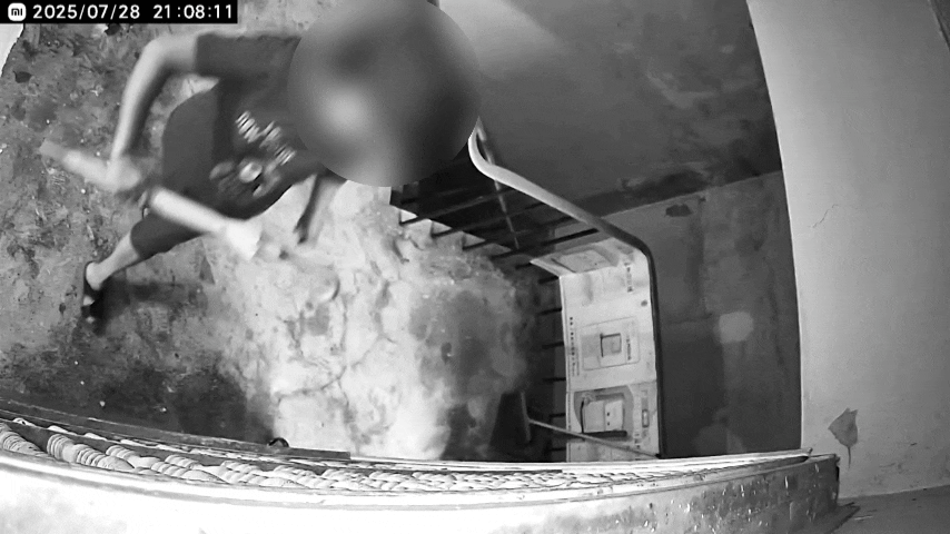鄰居頻繁敲門,導致租屋學生不堪其擾提前搬離。(圖/投訴人提供)