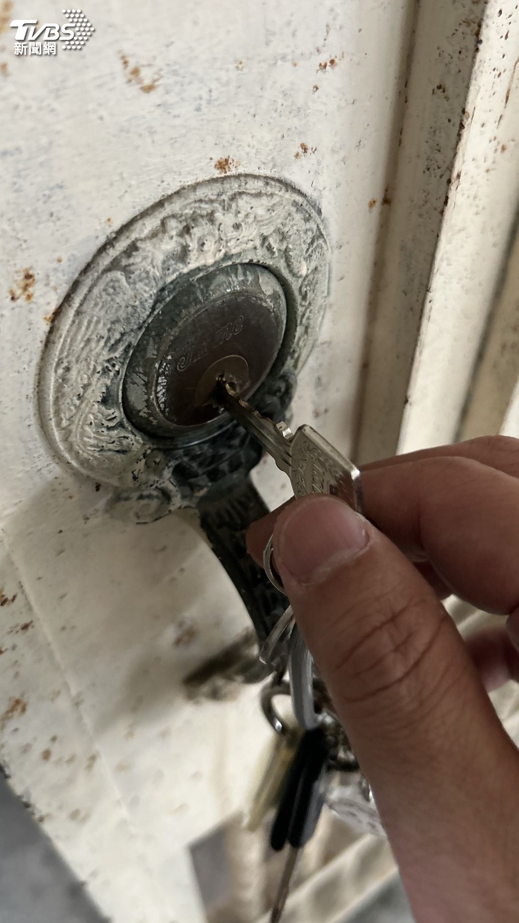 屋主表示在與新北市政府建管處申請過程中,便遭該名鄰居強烈反對,之後更發生多起可疑行為,包括門鎖被灌三秒膠。(圖/投訴人提供)