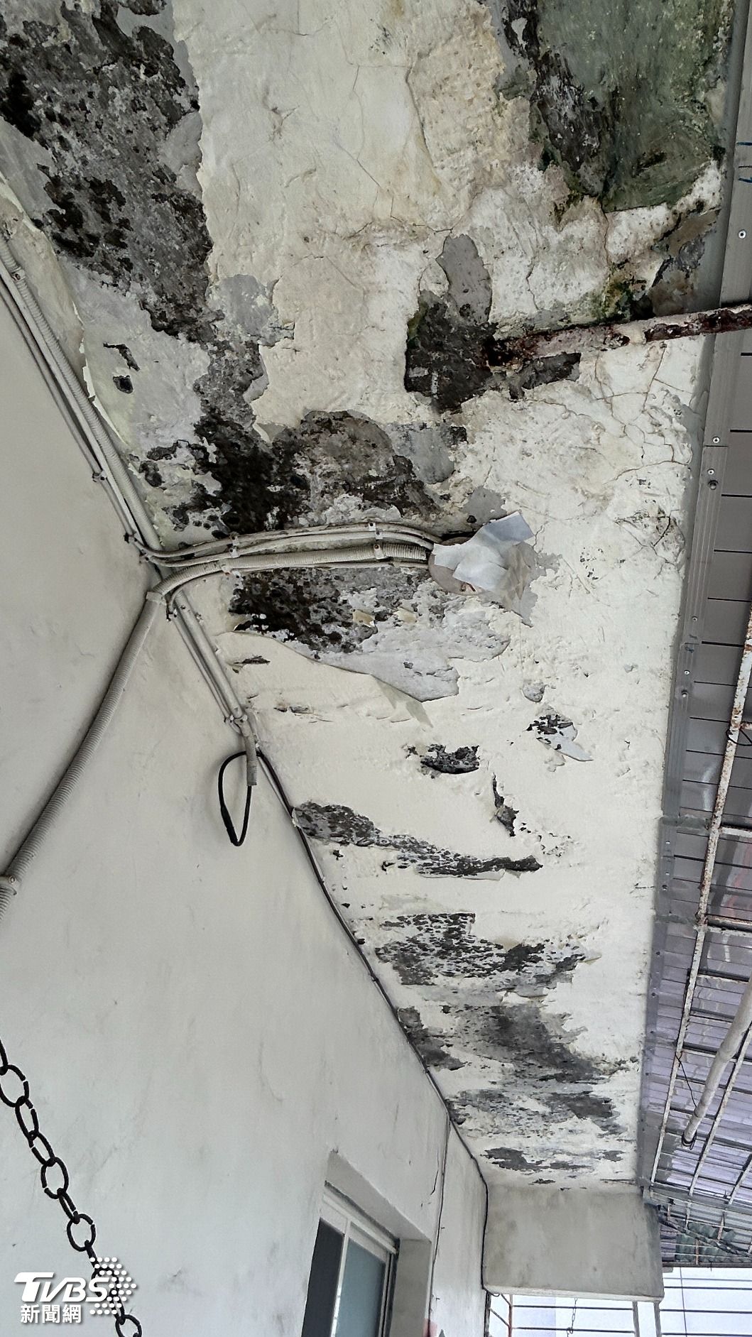 屋主因頂樓漏水問題,計畫加裝防漏雨遮修繕,但鄰棟一名住戶極力反對,理由是六樓為違建、加蓋恐涉安全疑慮。(圖/投訴人提供)