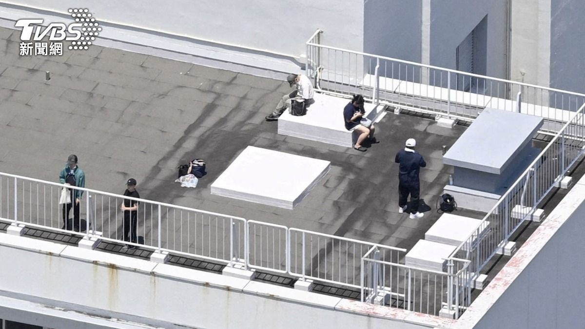 日本民眾前往高處避難。(圖/達志影像路透社)