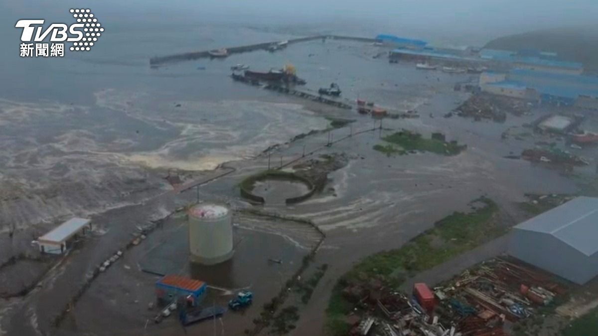 俄羅斯堪察加半島外海發生規模8.8極淺層強震,引發海嘯,約2000人居住的北庫里爾斯克被淹沒。(圖/達志影像美聯社)