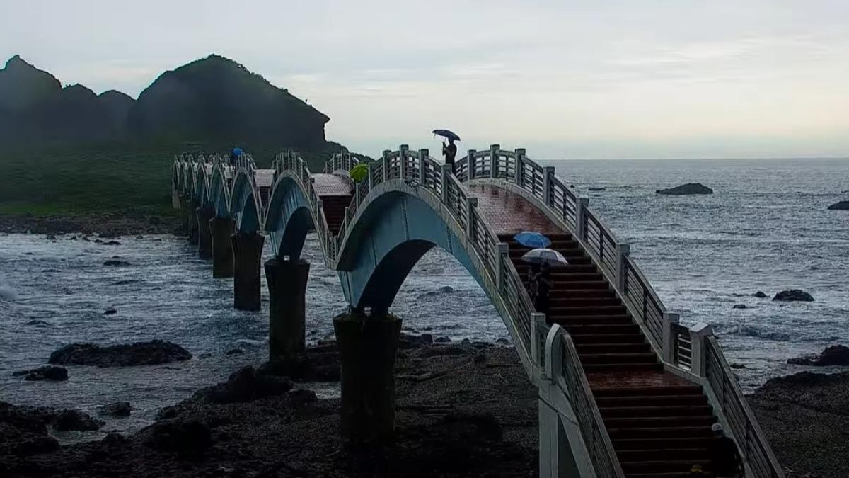 海嘯警報響!一堆人站「三仙台跨海步橋」 網轟:還不離開