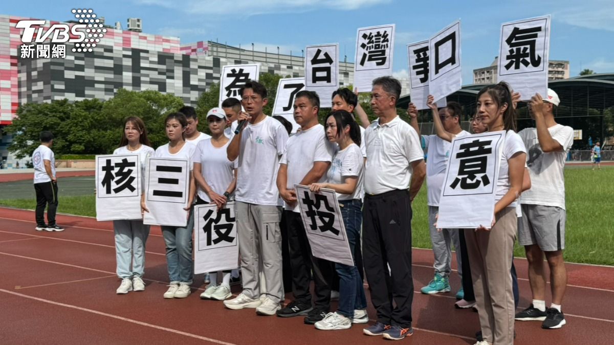 民眾黨主席黃國昌今(30)日出席辦在土城綜合體育場的健走活動。(圖/劉庭宇攝)