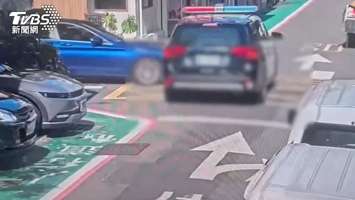 警車碰撞民眾轎車。(圖/TVBS)