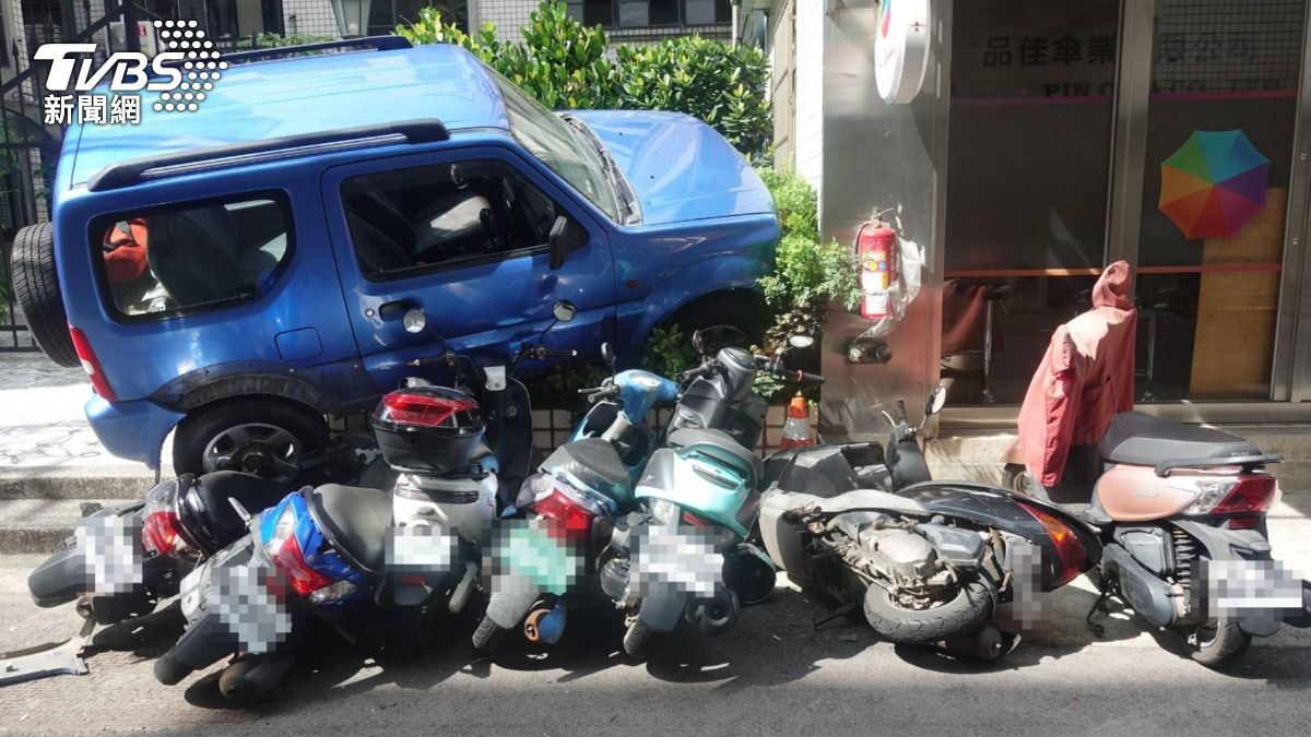 婦人駕車失控,衝撞路邊一整排機車。(圖/TVBS)