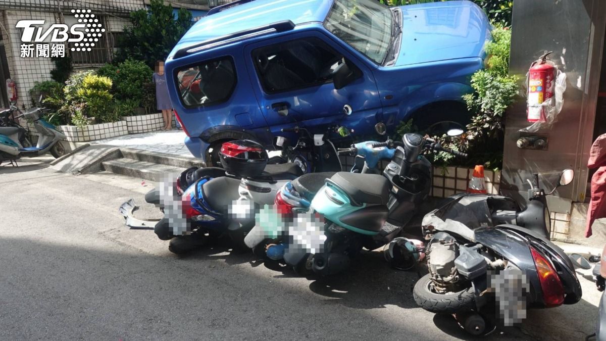 有片/桃園72歲婦失控暴衝卡花圃 「保齡球式」橫掃8機車