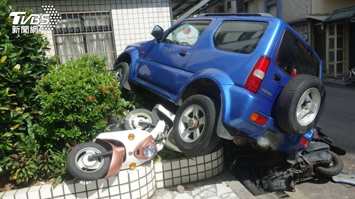 婦人駕車失控,有兩輛機車被撞到卡在車底。(圖/TVBS)