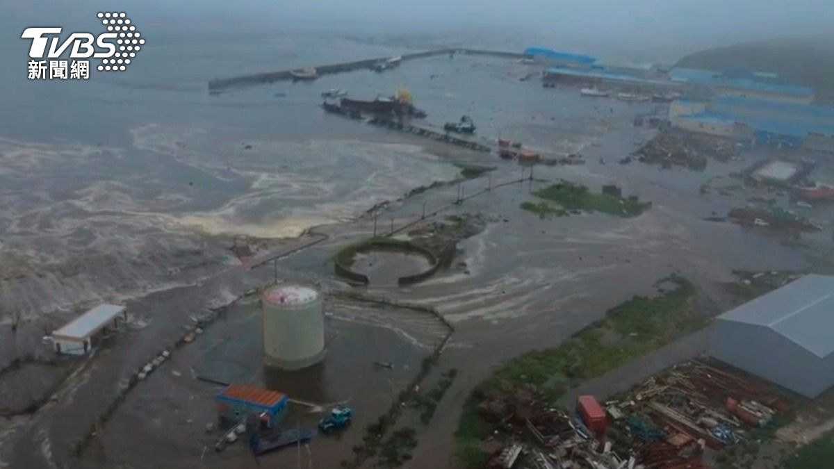 俄羅斯規模8.8強震後,海嘯襲擊北庫里爾斯克海岸(Severo-Kurilsk)畫面。(圖/達志影像美聯社)