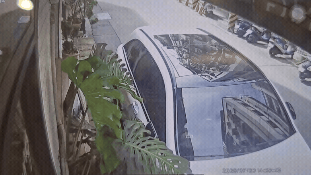 婦人駕車失控,衝撞路邊一整排機車。(圖/TVBS)