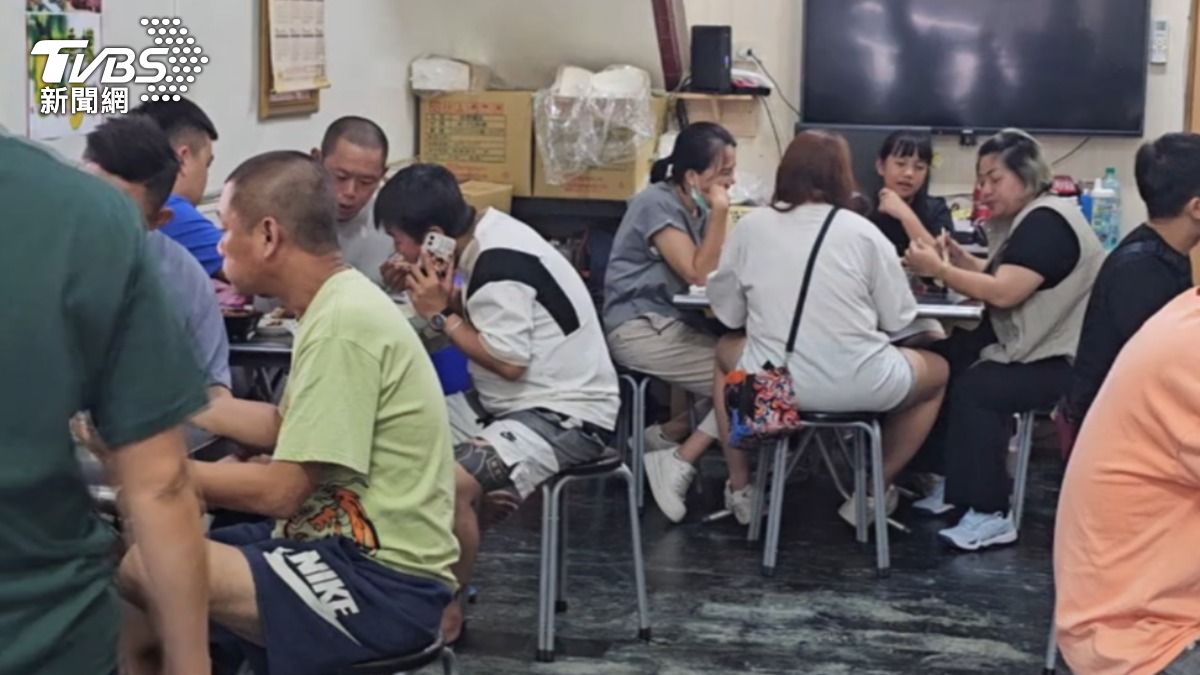 屏東老字號肉燥飯,每到用餐時間都人潮滿滿。(圖/TVBS)