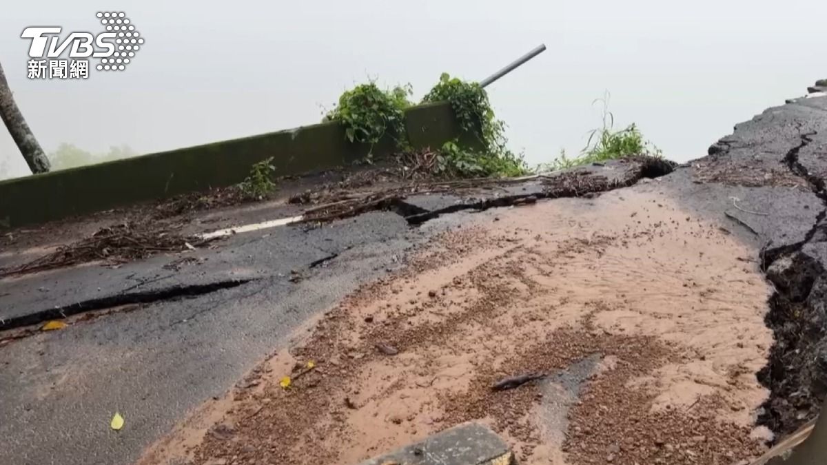 縣長受訪後離開不到五分鐘,整條道路坍方,整棵樹連同道路全部塌陷。(圖/TVBS)