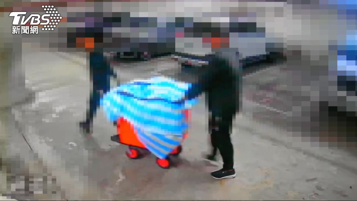 富商一家三口遭綁架「水桶裝人」勒索1億不成,電擊棒凌虐。(圖/TVBS)