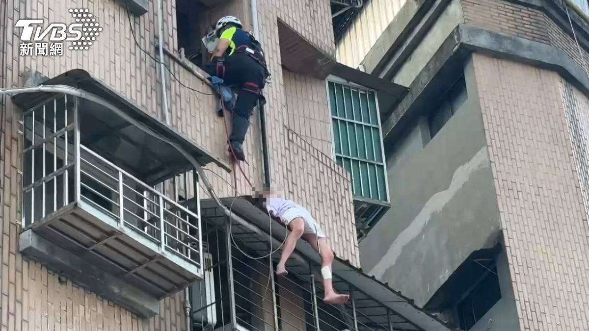 消防隊員即時營救在遮雨棚的女子。(圖/TVBS)