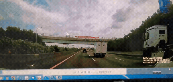 國道上開輔助駕駛撞緩撞車。 （圖／TVBS）