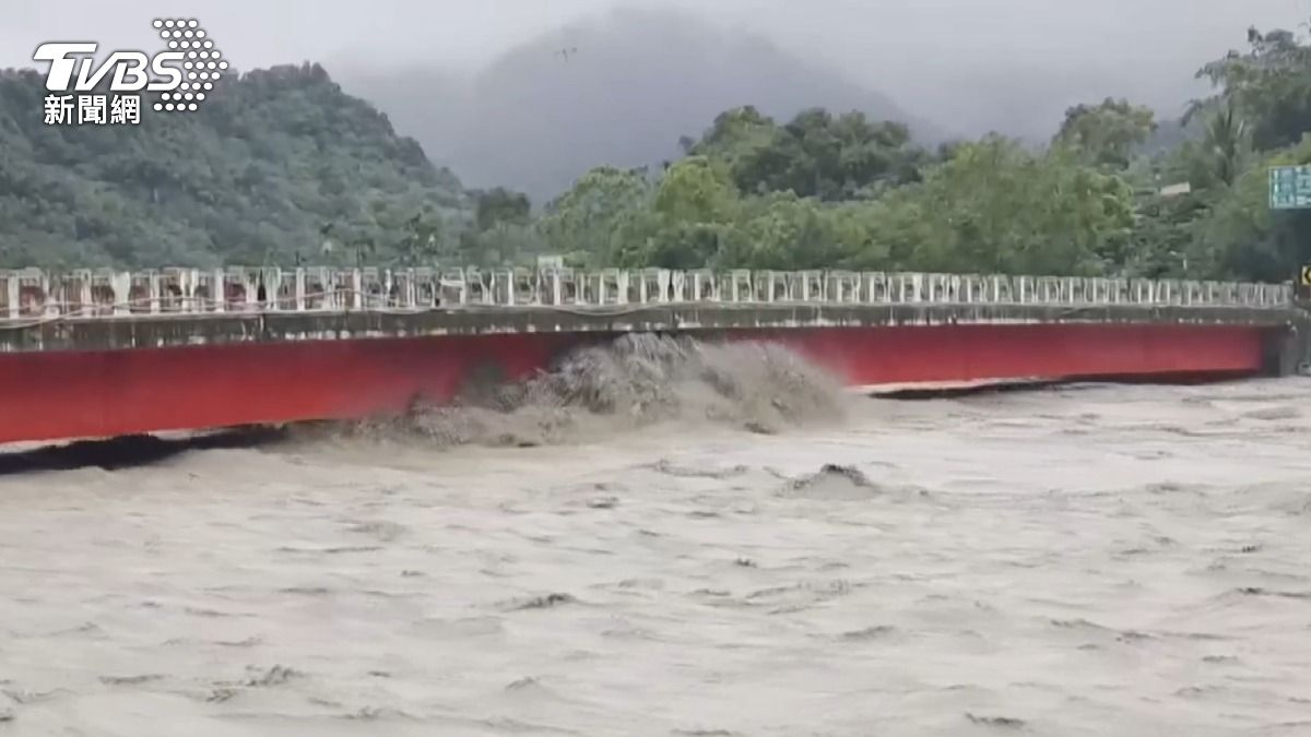 那瑪夏民生大橋下水勢洶湧,不斷拍打上橋梁,水流十分強勁,讓居民看得提心吊膽。(圖/TVBS)