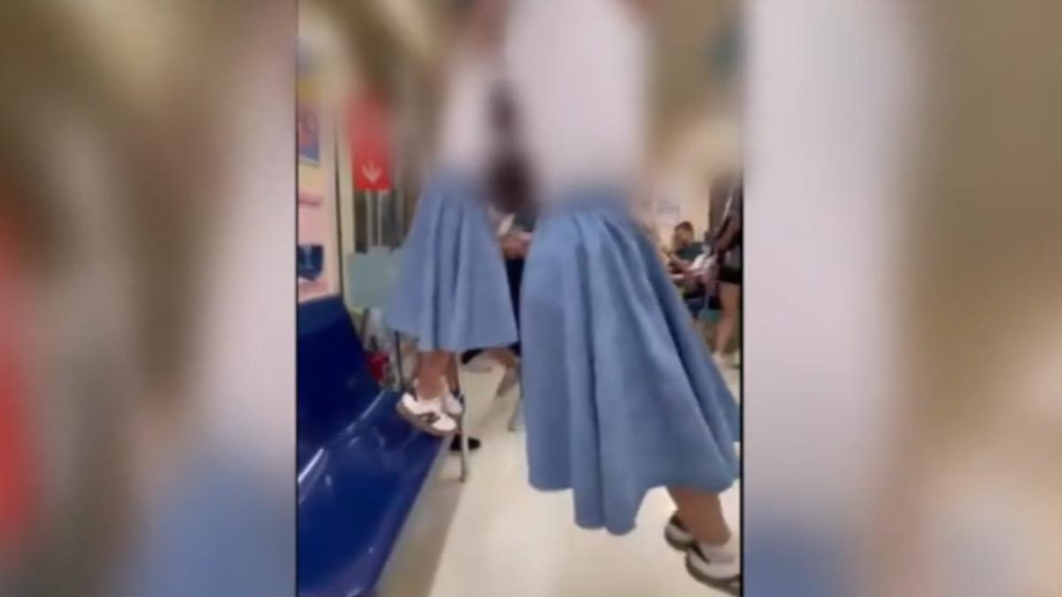 外籍2女童踩博愛座「吊單槓」，父在旁笑看不阻止。（圖／民眾提供）