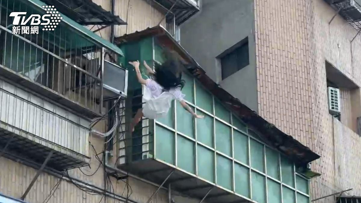 基隆市有女子墜樓所幸被氣墊床接住。(圖/TVBS)