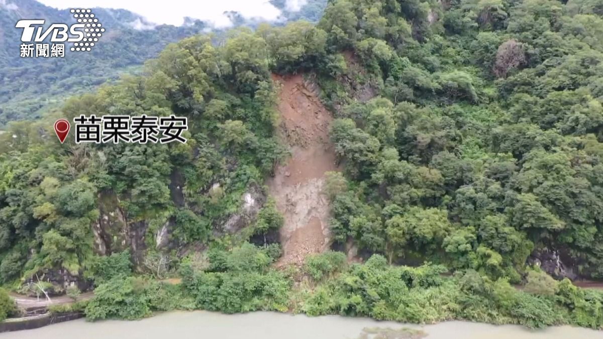 泰安象鼻部落驚傳百米坍方!綠色山坡遭撕裂 樹木土石瞬間滑落。(圖/TVBS)