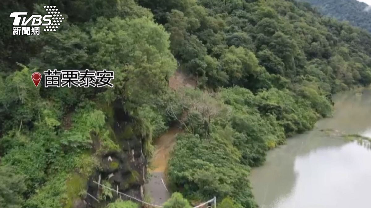 苗栗連日豪雨!「90米高坍塌」道路中斷。(圖/TVBS)