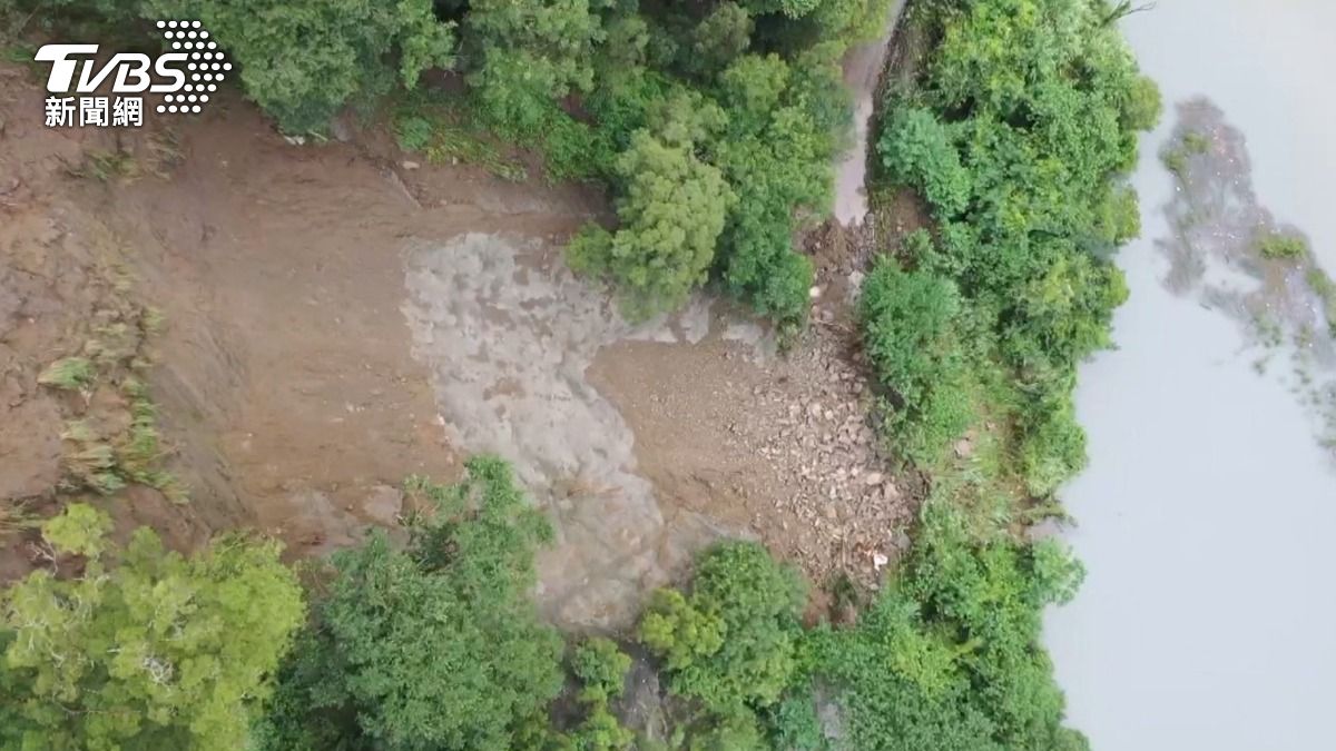 苗栗山區坍塌!象鼻部落道路「百米邊坡」崩裂。(圖/TVBS)