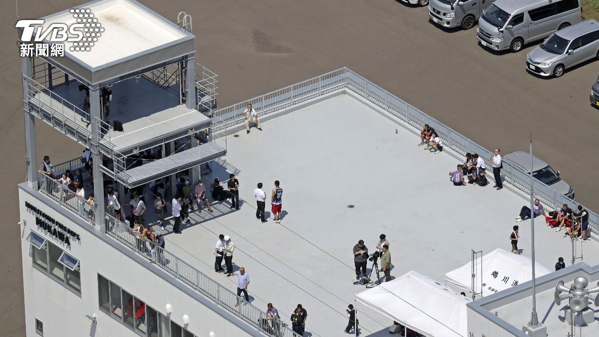 日本各地發布海嘯警報,北海道居民往建築屋頂避難。(圖/達志影像美聯社)