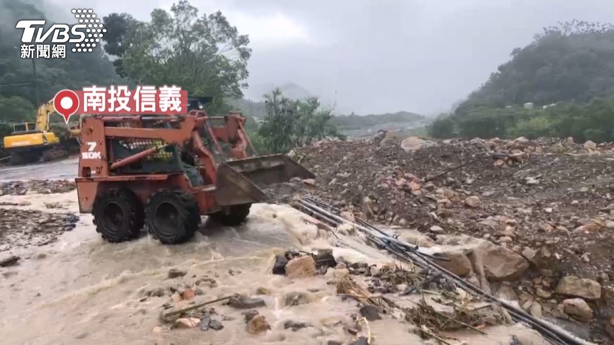 路面布滿泥土和石頭,怪手和山貓前往搶通。(圖/TVBS)