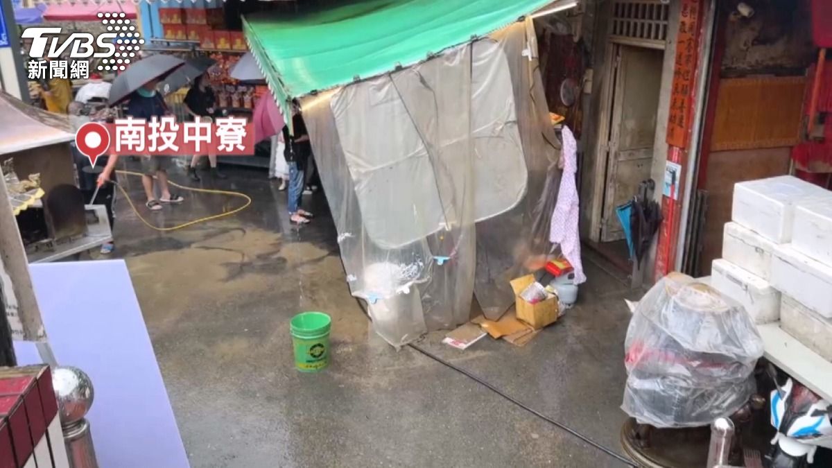 淹水雖然消退,但留下滿地泥濘。(圖/TVBS)