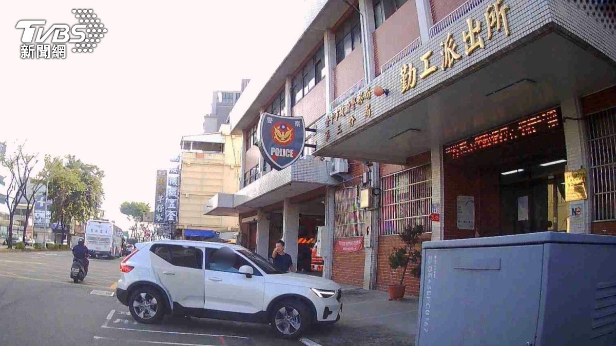 警方見狀也立刻安撫林男情緒，要他開車跟在巡邏車後面，接著指揮林男妻子抱著女兒搭乘警車。（圖／TVBS）