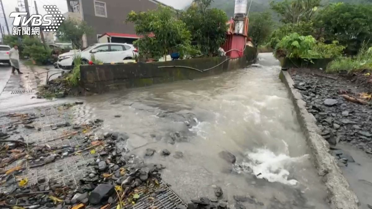 雨炸高雄山區!土石流險沖進教會,道路淹成「小河」。(圖/TVBS)
