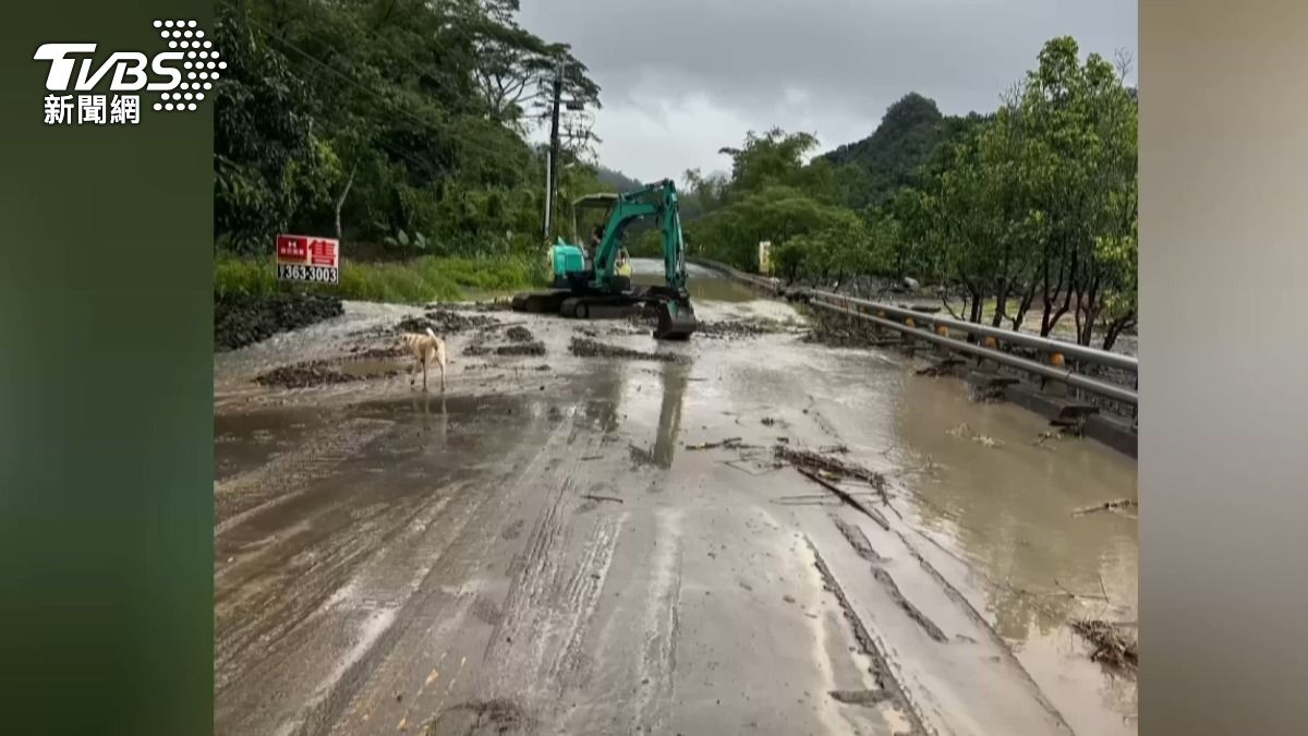 大量土石堆積在道路上,淹沒整個六津橋面,整條路瞬間變得像是河床一樣。(圖/TVBS)