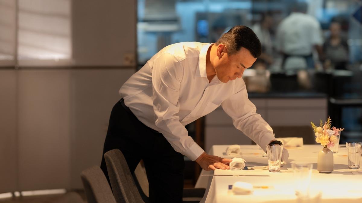 李銘忠負責外場,擺放餐具。(圖/公視提供)