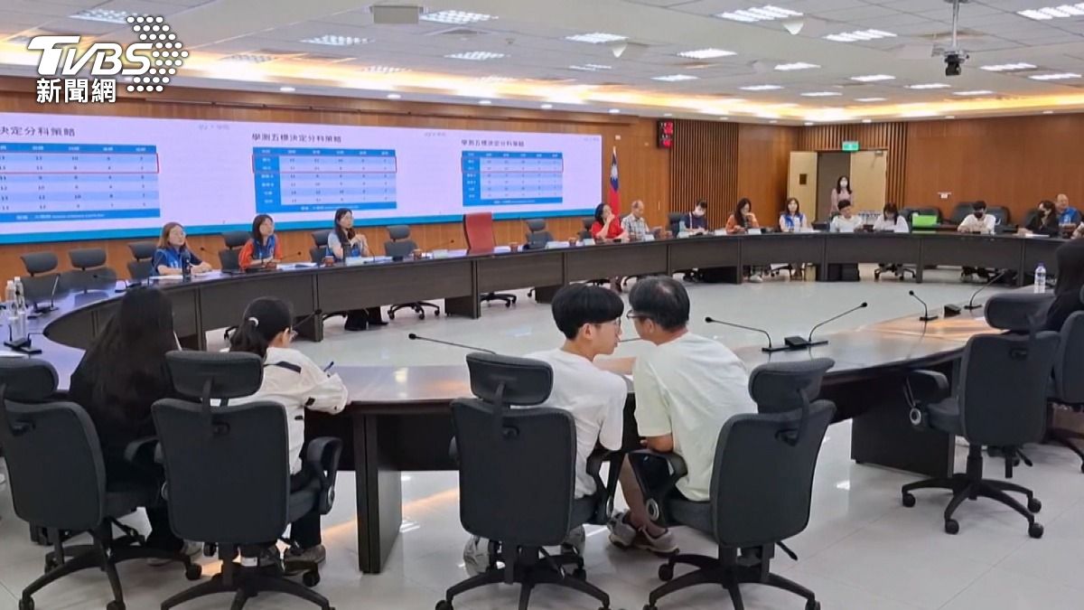 考前3天才知科目被報錯 4學生決定重考。(圖/TVBS)
