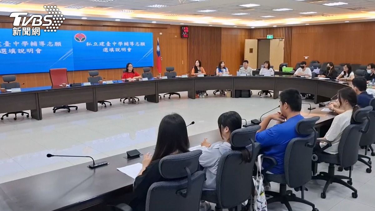 建台高中於7月30日舉辦了選填志願說明會,提供專業建議。(圖/TVBS)