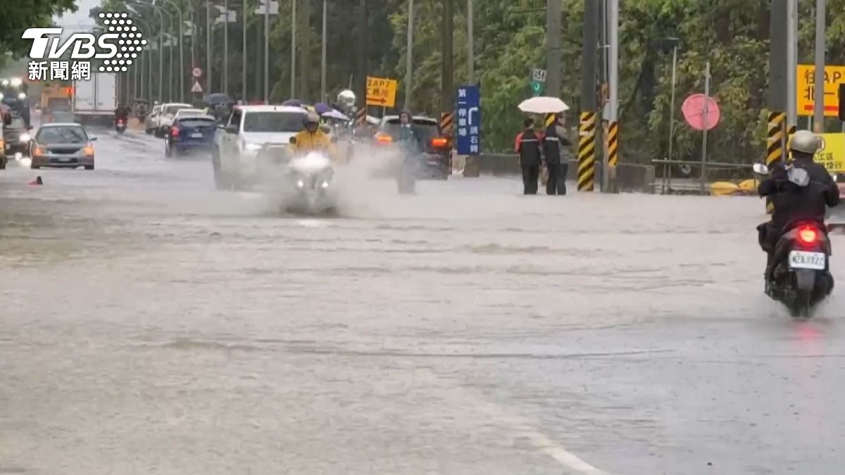 嘉義豪雨襲擊!台積電廠區內外積水。(圖/TVBS)