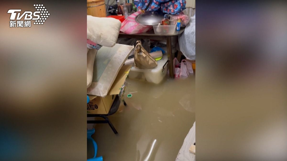 民宅也因豪大雨導致全屋淹水。(圖/TVBS)
