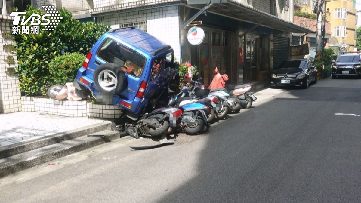 藍吉普車輾花圃撞牆「暴衝回家」。(圖／TVBS)