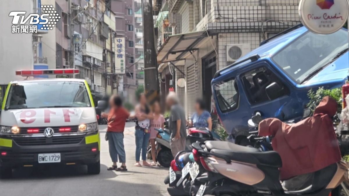 藍吉普車輾花圃撞牆　72歲女駕「暴衝回家」。(圖／翻攝FB桃園爆報)