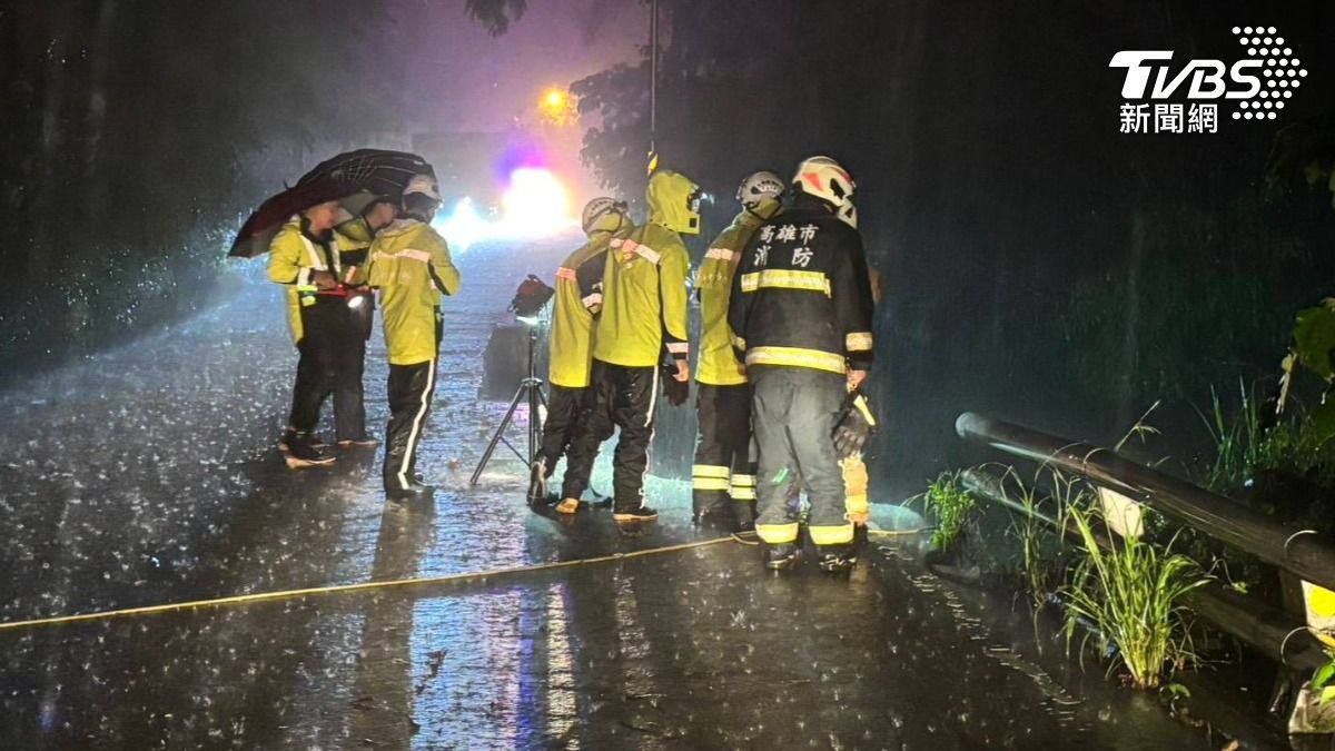 快訊/高雄暴雨夜!疑「一家五口」車墜谷 警消搜救中