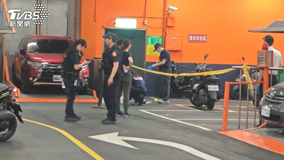 谷姓夜店女公關遭劉男割喉,身中多刀倒臥在樓梯間,當場失去生命跡象。(圖/TVBS)