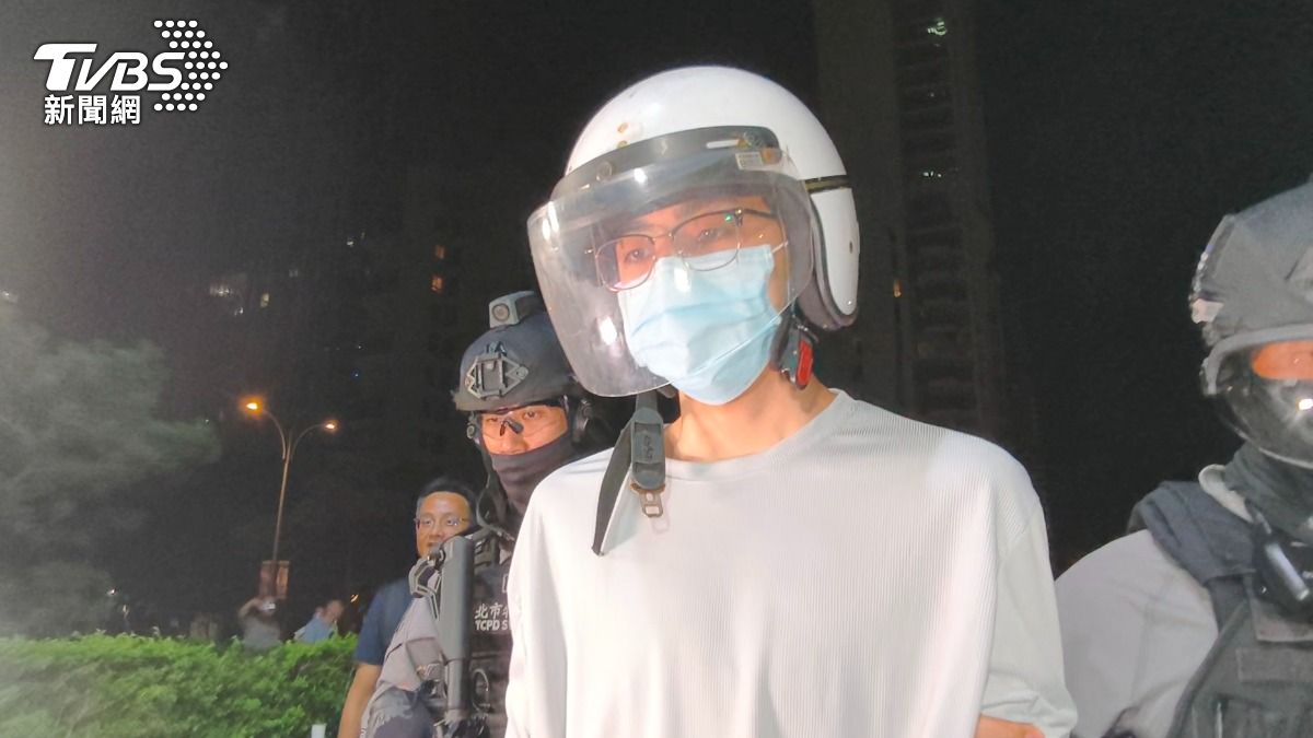 嫌犯劉姓男子遭警方逮捕帶回信義分局。(圖/陳冠宇攝)