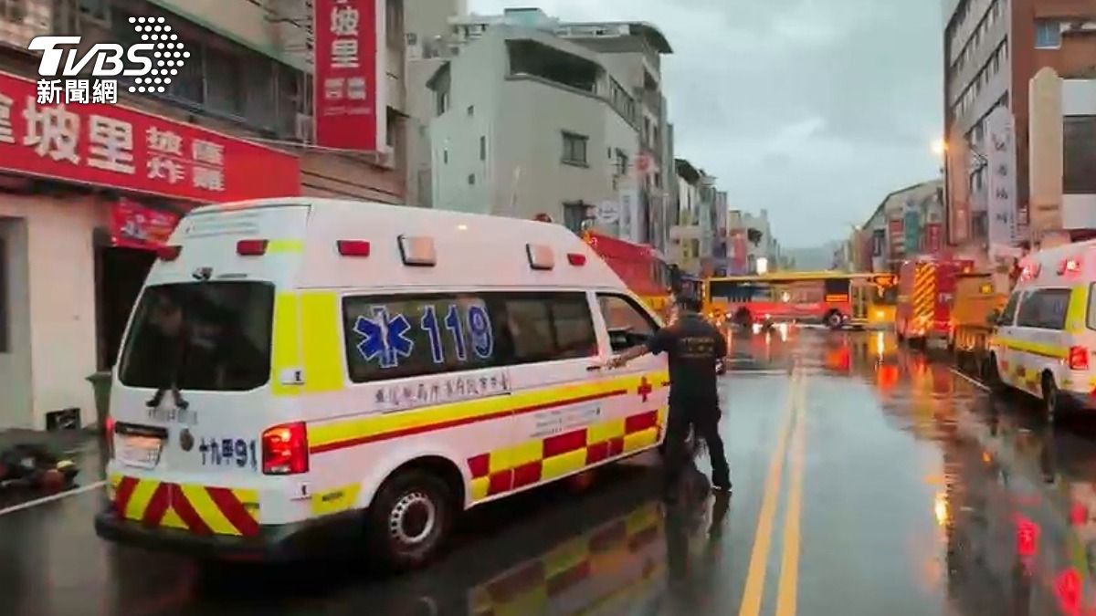 救護人員趕抵。(圖/TVBS)