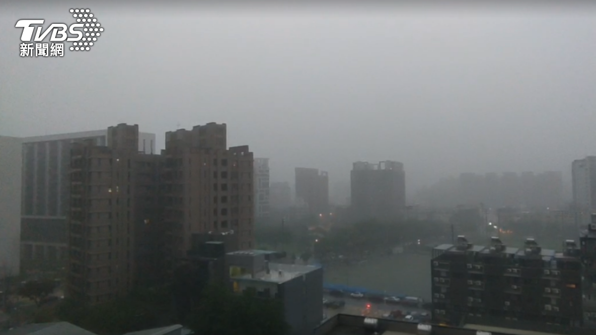 台中大雷雨視線不佳，更出現路面積淹水。（圖／TVBS）