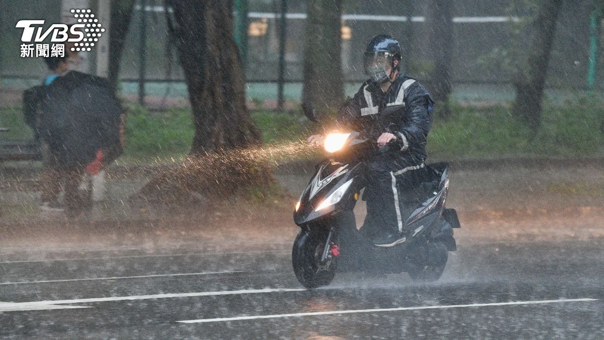 天氣/12縣市豪雨特報!深夜雨下不停 警戒區出爐