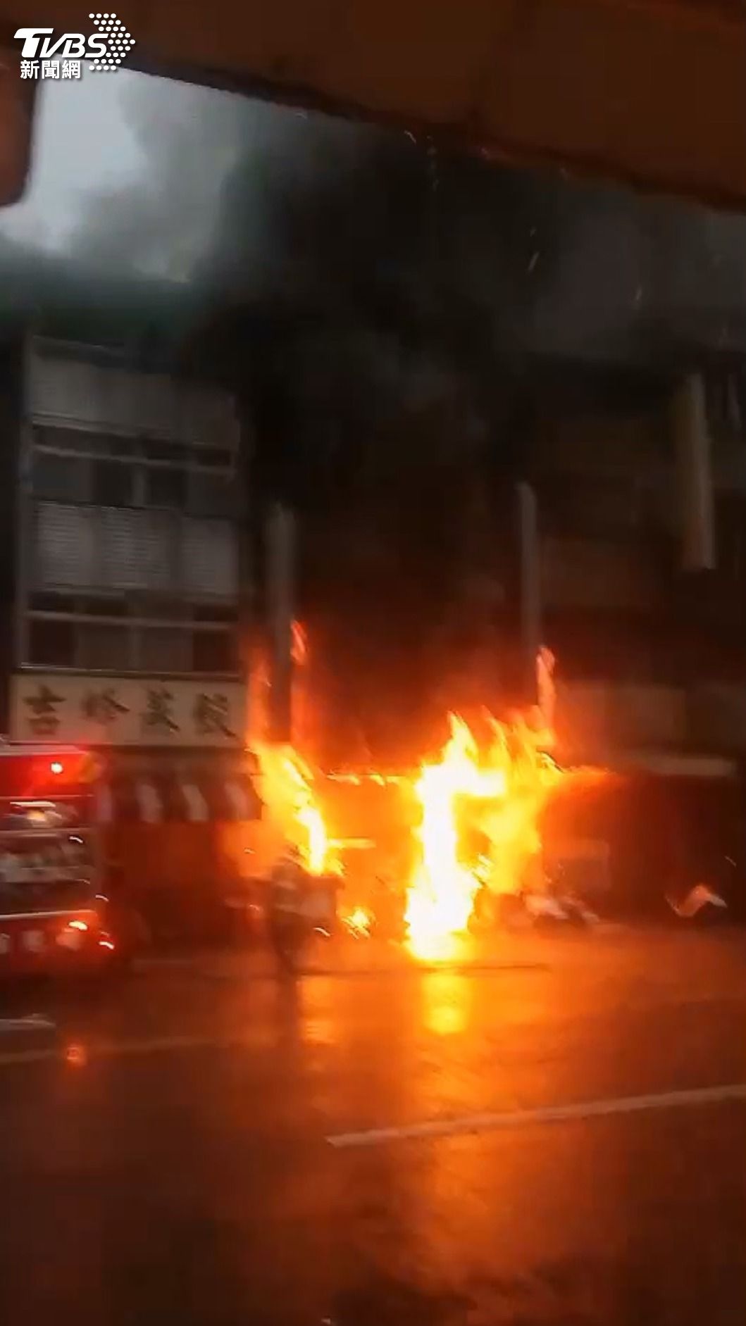 濃煙直竄天際。(圖/民眾提供)