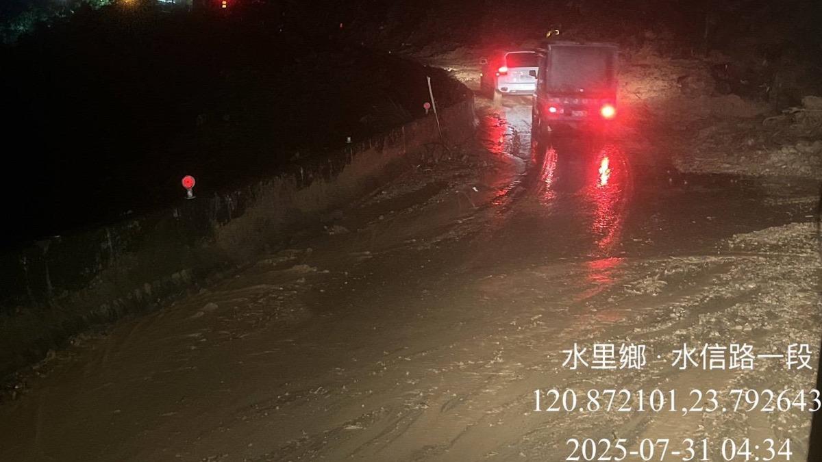 省道台21線31日凌晨邊坡崩塌阻斷水里鄉往來信義鄉交通，工務段漏夜搶通單線雙向行車。（圖／民眾提供）