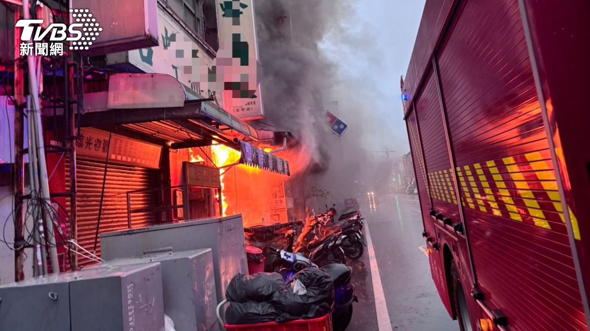 該間牛肉麵店兼民宅不知何故突然起火。(圖/TVBS)