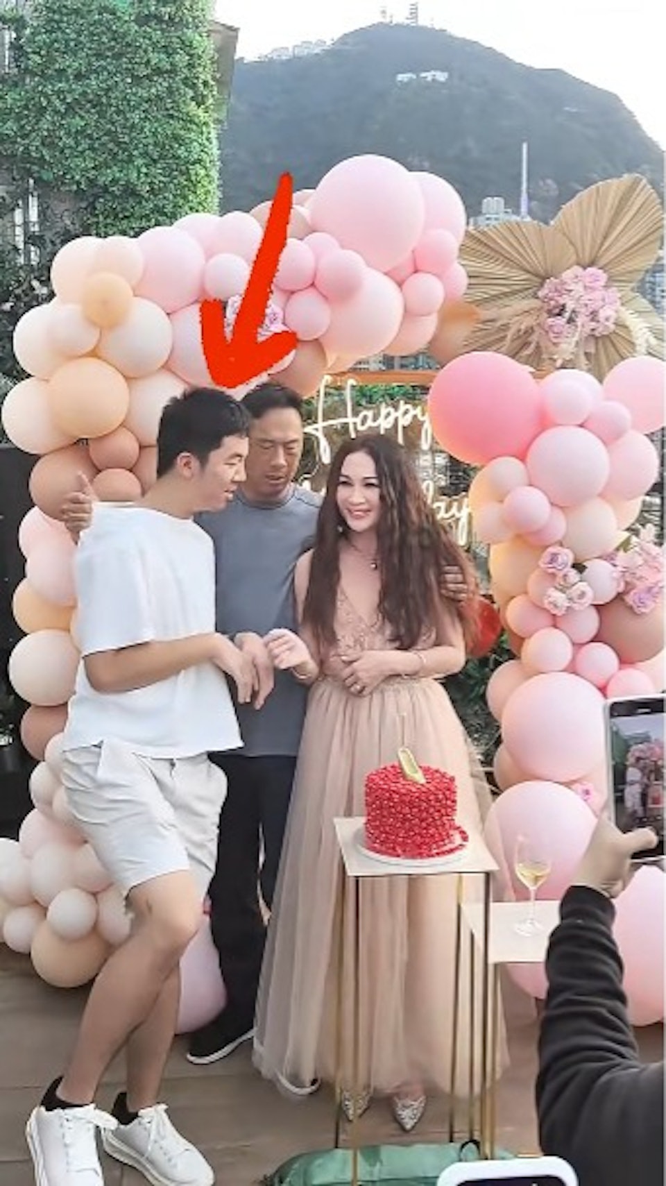 溫碧霞老公何祖光與其養子何國倫的互動，引起網友討論。（圖／翻攝自小紅書＠港劇表妹）