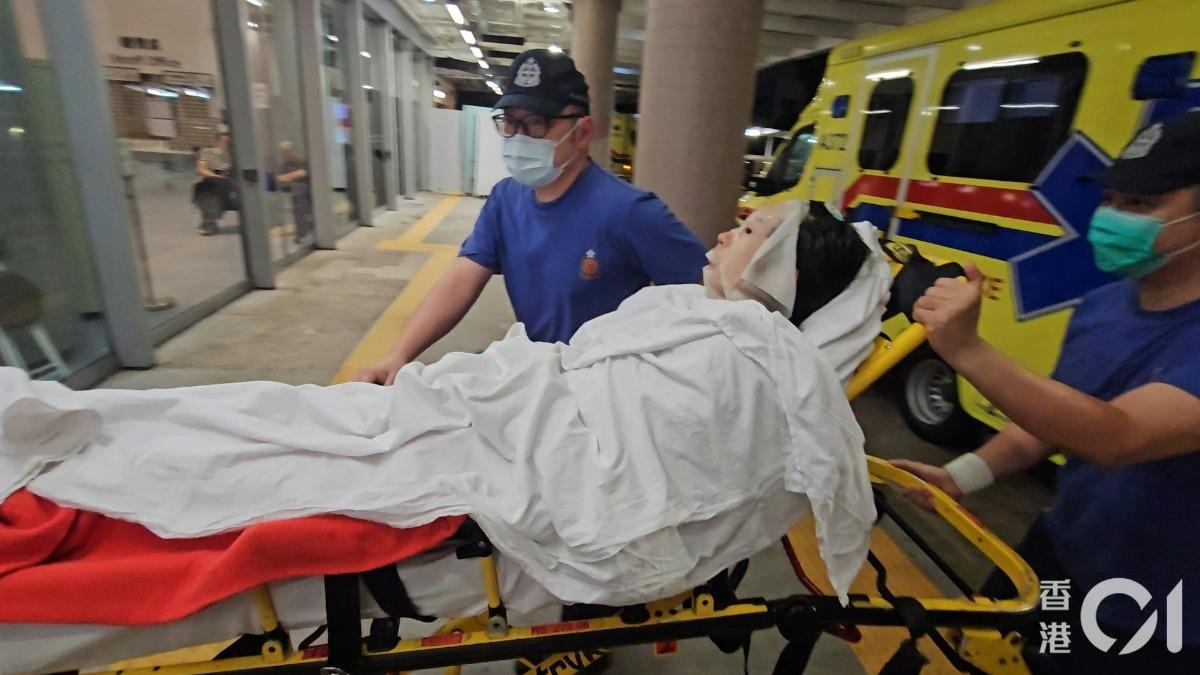 香港一間餐廳發生酒精爆燃意外，波及兩名女客人，其中17歲少女入院時需以面膜敷臉緊急處理。（圖／香港01）